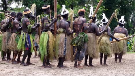 Espectáculo-Cultural-Tradicional-De-Bougainville,-Danza-Y-Música-Con-Instrumentos-De-Bambú-De-Hombres-Y-Mujeres-En-El-Festival-De-Cultura-Patrimonial-En-Bougainville,-Papúa-Nueva-Guinea