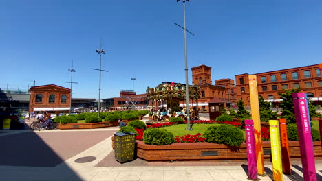 Schwenkaufnahme-Von-Lodz-Manufaktura-Ein-Kunstzentrum,-Einkaufszentrum-Und-Ein-Freizeitkomplex-In-Polen-Bei-Sonnenlicht