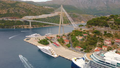 Vista-Aérea-Del-Crucero-De-Lujo-Y-Superyate-Cerca-Del-Puente-Franjo-Tudman-En-Dubrovnik,-Croacia