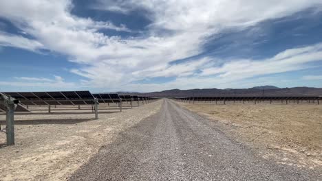 Campo-De-Paneles-Solares-En-El-Desierto-De-Nevada-A-Las-Afueras-De-Las-Vegas