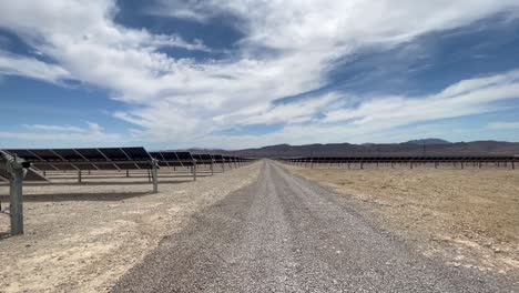 Sonnenkollektorfeld-In-Der-Wüste-Von-Nevada-Vor-Den-Toren-Von-Las-Vegas