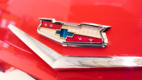 Chevrolet-Logo-Auf-Der-Vorderseite-Eines-1958er-Jahrgangs-Chevy-Impala-Coupé---Nahaufnahme