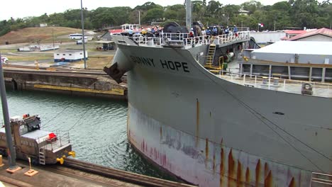 Bulk-carrier-entering-the-first-chamber-of-Gatun-Locks,-Panama-Canal