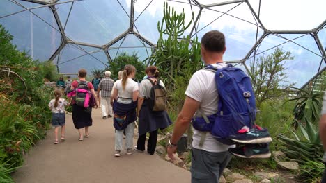 Tourists-enjoy-a-visit-to-the-Eden-Project-near-St-Blazey,-Cornwall,-UK