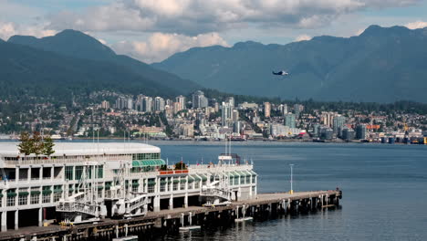 Helijet,-Hubschrauber,-Der-über-Den-Hafen-Von-Vancouver-Mit-Stadtbild-Von-Nordvancouver-In-Kanada-Fliegt