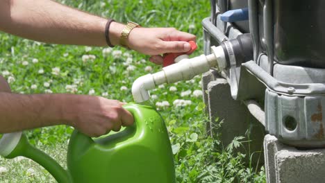 Gießkanne-Gefüllt-Mit-Regenwasserfänger-Kniende-Person