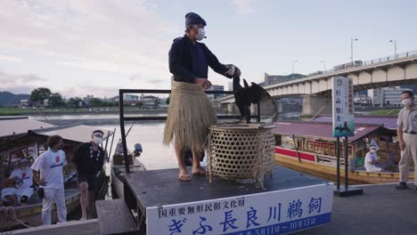 Ukai-Kormoran-Fischereivorführung-Durch-Usho-In-Traditioneller-Kleidung