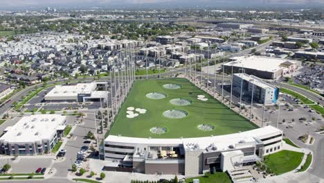 Instalación-De-Campo-De-Prácticas-De-Topgolf-En-Midvale,-Estados-Unidos,-Divertido-Destino-Turístico