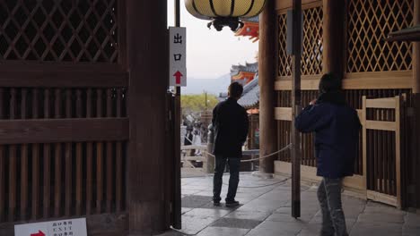 Salida-Kiyomizu-dera-Y-Guardia-En-El-Gran-Templo-Antiguo