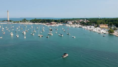 Vista-Aérea-Del-Paisaje-De-Verano-Del-Lago-Erie-Puesto-En-La-Bahía