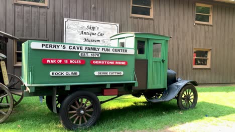 Skip&#39;s-Antique-Car-Museum-Und-Perr&#39;s-Cave-Family-Fun-Center-In-Put-In-Bay,-Ohio