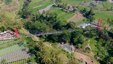 Puente-Icónico-De-Jokowi-En-Muntilan,-Rodeado-De-Paisaje-Tropical,-Vista-Aérea-De-Drones