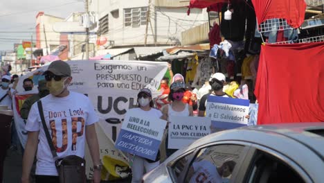 Manifestantes-Caminan-En-Las-Calles-De-La-Ciudad-Haciendo-Piquetes-Contra-Las-Políticas-Gubernamentales-Del-Actual-Presidente-Nayib-Bukele---Cámara-Lenta