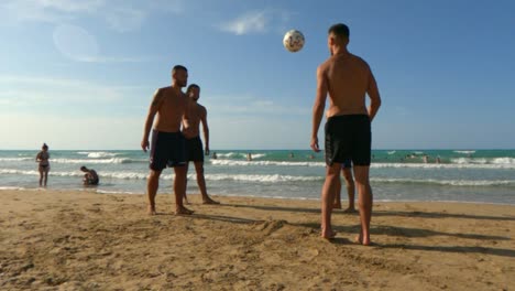 Echte-Verspielte-Jungs-Haben-Spaß-Daran,-Fußball-Am-Sandstrand-In-Italien-Zu-Spielen
