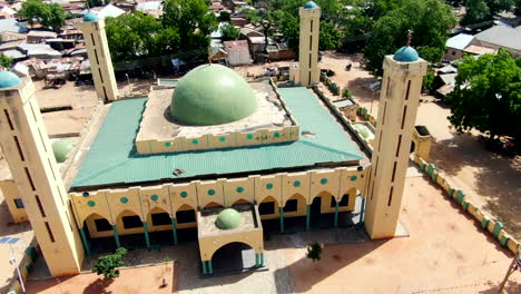 Vista-Aérea-De-La-Mezquita-Nacional-Argungu-En-El-Estado-Kebbi-De-Nigeria-Con-Su-Cúpula-Y-Techo-Verde