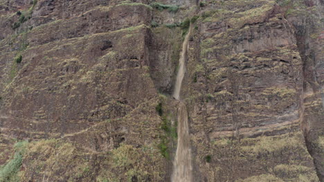Cascada-Cascada-En-El-Acantilado-De-Roca-Que-Fluye-Por-La-Corriente-Del-Río---Toma-Aérea-De-Drones
