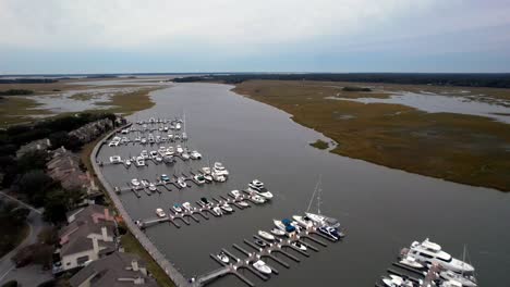 Aerial-High-Flyover-Marina-Entlang-Bohicket-Creek-In-Der-Nähe-Von-Kiawah-Island-Und-Seabrook-Island-Sc,-South-Carolina
