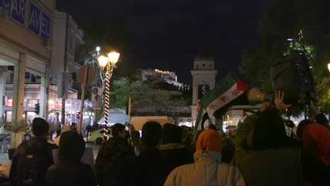 Menschen-Demonstrieren-Für-Flüchtlingsrechte-In-Athen,-Griechenland,-Wir-Sehen-Den-Parthenon