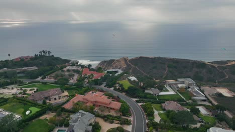 seafront-mansions-on-the-hills-overlooking-pacific-ocean-in-Torrey-Pines,-San-Diego,-CA