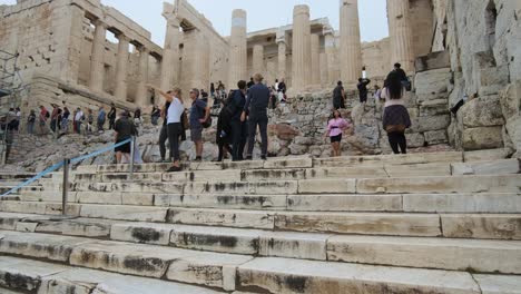 Atenas,-Grecia---12-De-Octubre-De-2021:-Una-Multitud-De-Turistas-Asalta-La-Acrópolis-Después-De-Su-Apertura