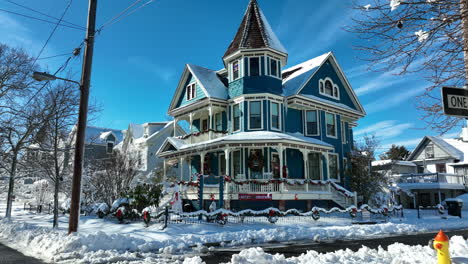 Victorian-bed-and-breakfast-hotel-decorated-for-Christmas-holiday