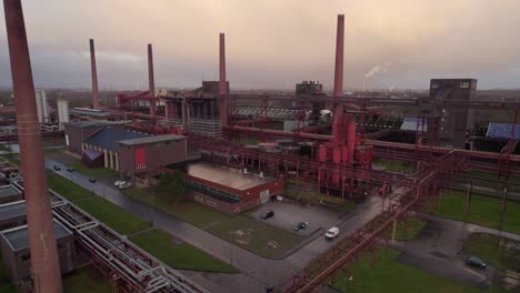 Zeche-Zollverein-Kokerei,-Bewölkter-Nasser-Morgen,-Luftdrohnenkranaufnahme