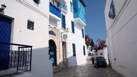 Cobbled-Streets-With-Iconic-Blue-And-White-Houses-In-Sidi-Bou-Said-Town-In-Tunis,-Tunisia