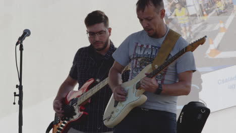 Los-Bajistas-Masculinos-Y-Los-Guitarristas-Principales-Se-Presentan-Juntos-En-El-Escenario-En-Vivo-En-Un-Concierto-En-Budapest,-Hungría