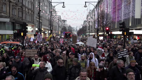 Miles-De-Manifestantes-Contra-La-Vacuna-Contra-El-Covid-Marchan-Bajo-Las-Luces-Navideñas-En-Oxford-Street