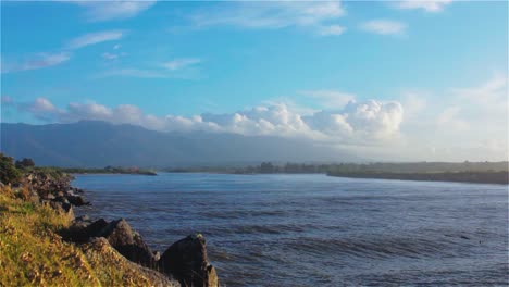 Schöne-Landschaftsansicht-über-Buller-Fluss-Neuseeland-Mit-Den-Bergen-Im-Hintergrund---Stetiger-Schuss