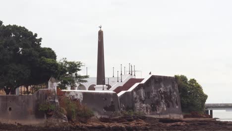 Una-Toma-Del-Monumento-En-La-Plaza-De-Francia-Durante-La-Marea-Baja,-El-Monumento-Del-Obelisco-Que-Rinde-Homenaje-Al-Papel-Que-Jugaron-Los-Franceses-En-La-Construcción-Del-Canal-De-Panamá,-Casco-Viejo,-Ciudad-De-Panamá