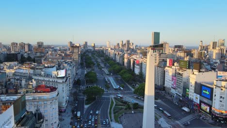 Establecer-Drones-Volando-A-Lo-Largo-De-La-Avenida-9-De-Julio-Capturando-El-Paisaje-Urbano-Metropolitano-Con-Vallas-Publicitarias-Comerciales-Y-El-Icónico-Obelisco,-El-Monumento-Histórico-Nacional-De-Buenos-Aires