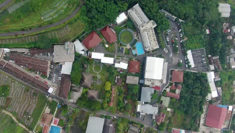 Drone-Volando-Sobre-El-Pueblo-De-Bandungan-En-Semarang