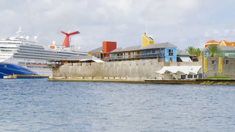 Carnival-Glory-Cruise-Ship-Legte-Neben-Dem-Einkaufszentrum-Riffort-Im-Pulsierenden-Hafen-Von-Willemstad-Auf-Der-Karibischen-Insel-Curacao-An