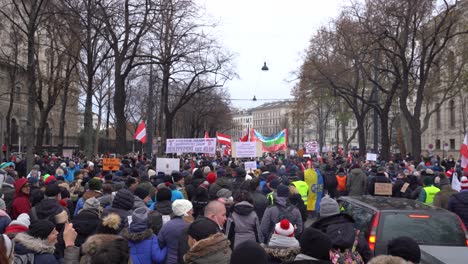 Vista-Pov-Caminando-Con-Manifestantes-Anti-corona-En-Viena,-Austria
