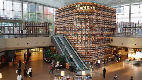 Korean-People-walking-in-Starfield-Library,-Coex---wide-angle-static-time-lapse