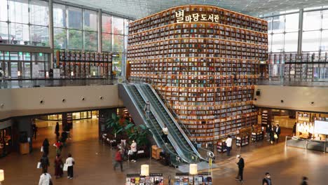 Koreanische-Leute,-Die-In-Der-Starfield-bibliothek-Spazieren,-Coex---Statischer-Weitwinkel-zeitraffer