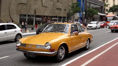 Gelber-Volkswagen-Karmann-Ghia-Tc-Während-Der-Parade-An-Der-Paulista-Avenue-In-Sao-Paulo,-Brasilien
