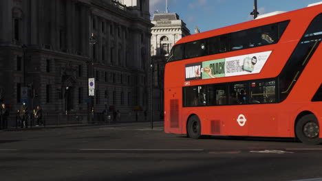London,-Großbritannien---:-Berühmte-Straße-Im-Zentrum-Von-London-Voller-Autos,-Taxis,-Schwarze-Taxis-Und-Roter-Bus-doppeldecker