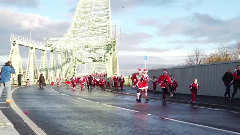 Zeitlupe-Weihnachten-Charity-Santa-Dash-Fun-Run-über-Die-Runcorn-Silver-Jubilee-Bridge