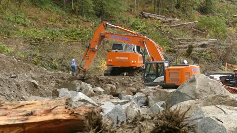 Baggerbagger-Reparieren-Hochwasserschäden-Am-Straßenrand,-Abbotsford,-British-Columbia,-Kanada---Statische-Teleaufnahme