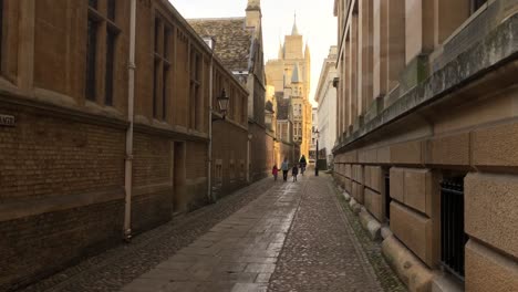 Un-Ciclista-Baja-Por-El-Pasaje-De-La-Casa-Del-Senado-En-El-Centro-De-Cambridge,-Reino-Unido