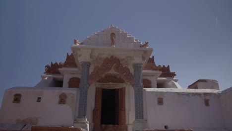 Pov-Caminando-A-Través-De-Puertas-De-Metal-Vista-Del-Templo-Jain-En-Nagarparkar,-Pakistán
