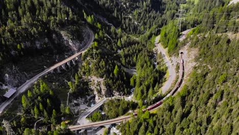 Aéreo:-Tren-Rojo-En-Paisaje-Montañoso