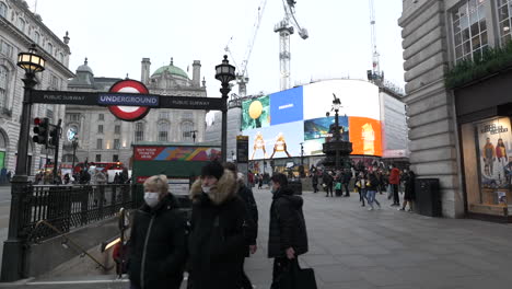 U-Bahnstation-Piccadilly-Circus-Mit-Werbetafeln-Im-Hintergrund