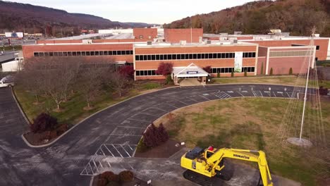 Excavator-in-front-of-Komatsu-Chattanooga-Tennessee-Manufacturing-Operations-Front-Entrance