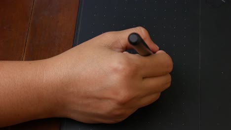 Die-Hand-Eines-Illustrators-Benutzt-Einen-Stift