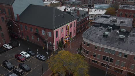 Vista-Aérea-De-Drones-Hacia-El-Music-Hall-En-Portsmouth,-En-New-Hampshire,-Estados-Unidos