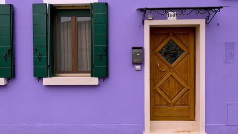 Burano-Venetian-island-colored-painted-houses,-Italy