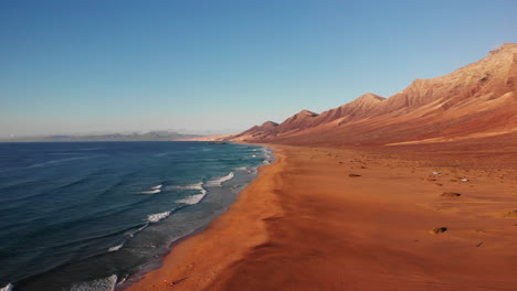 Luftaufnahme-Des-Wunderschönen-Strandes-Von-Fuerteventura-Bei-Sonnenuntergang